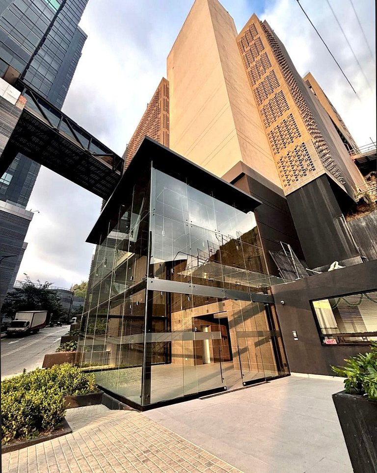 Penthouse View, Piso 17, Balcon y Parking, Usaquen